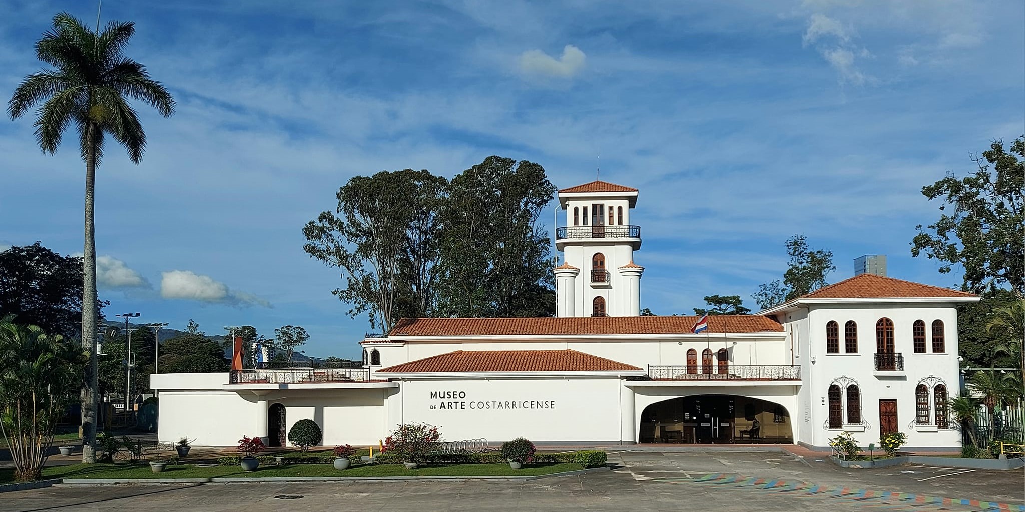 Vista actual del Antiguo Aeropuerto Internacional de La Sabana, today Museo de Arte Costarricense (Jorge Manuel Dengo Obregón Building), La Sabana Metropolitan Park, San José, Costa Rica, by architect Rafael Sotela Pacheco (1920–2004), 1969–1972 (ICE, n.d.). Photo courtesy of the Costa Rican Electricity Institute (ICE). Licence: CC BY-SA 4.0