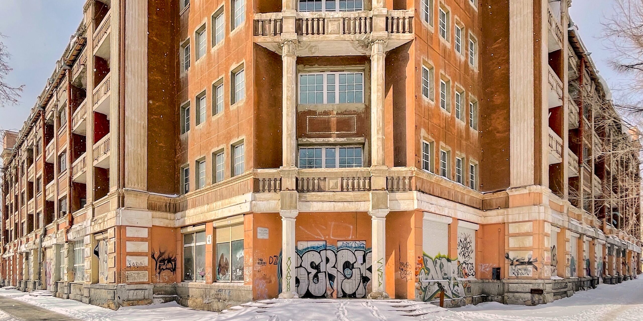 The complex of buildings of the First Five-Year Plan Square: Hotel "Madrid", located at the address: Yekaterinburg, Blvd. Kultury, 1 / St. Mashinostroiteley, 4 (Vyacheslav Bukharov, 2021) Photo courtesy of: Yuliya Krapivina.